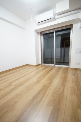 居室・リビング　落ち着いた色合いのフローリングの居室です