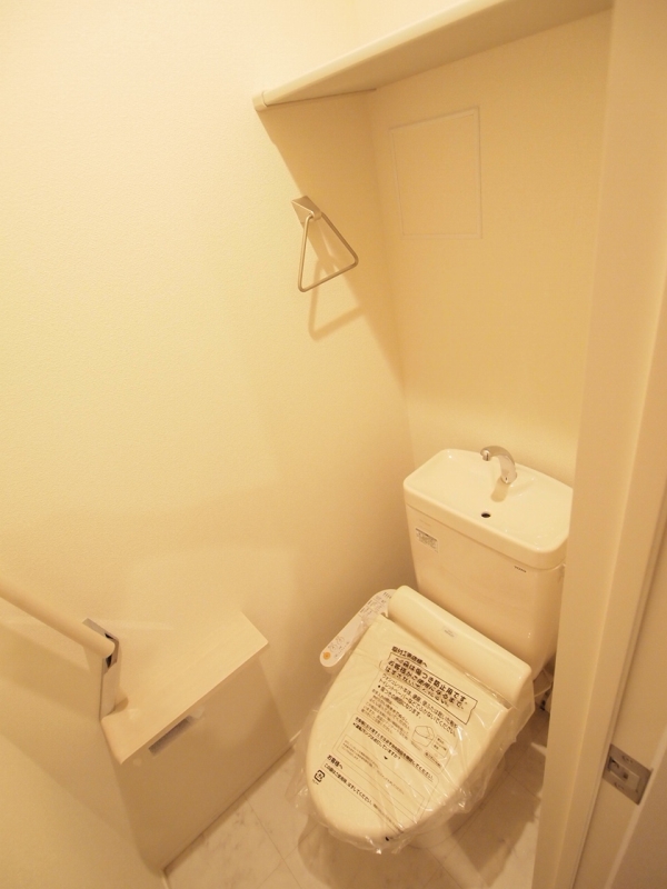 トイレ　ウォッシュレット機能・手洗器・手すり付のトイレ