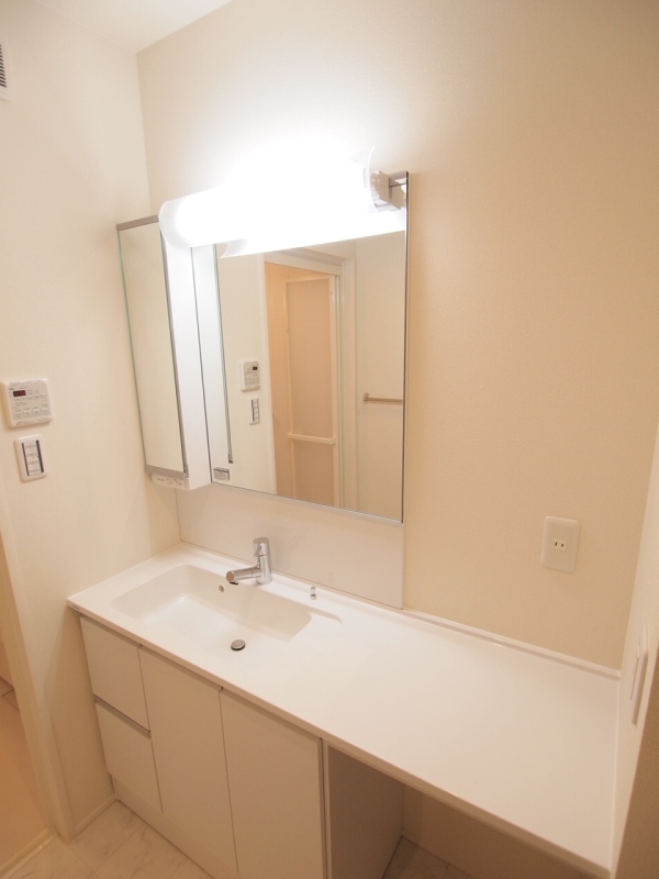 洗面設備　三面鏡裏収納付の独立洗面化粧台