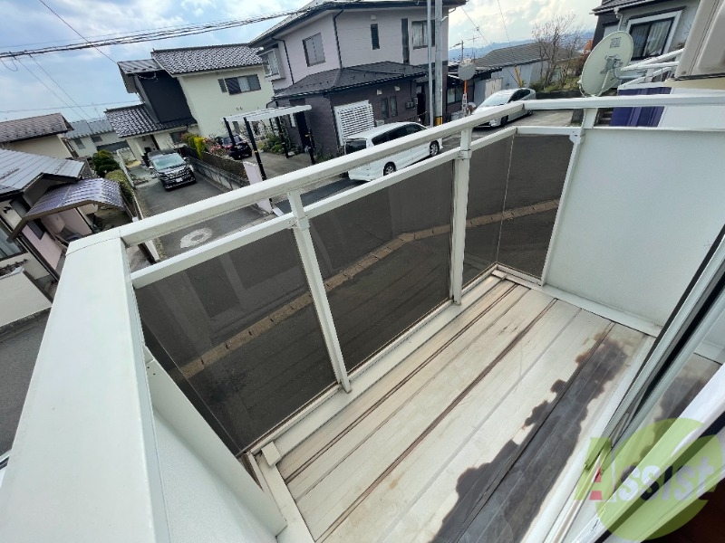 バルコニー　バルコニーがあるので洗濯物は外に干せそうですね。