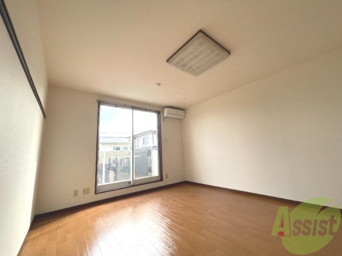 居室・リビング　８．６帖のお部屋です。明るいお部屋で気持ちが良いですね。