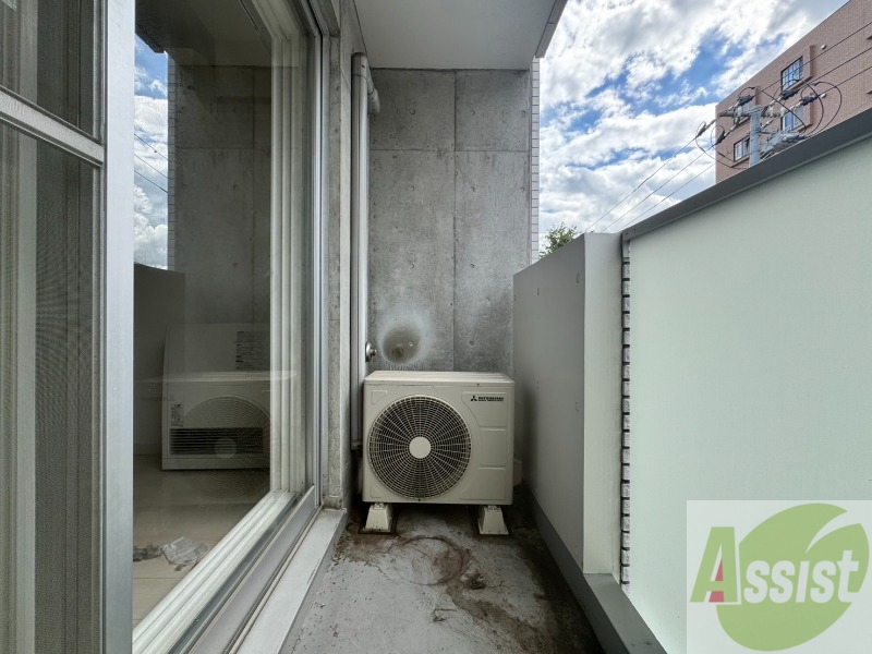 バルコニー　バルコニー。洗濯物がはかどりそうな広さがありますよ。