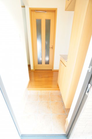 玄関　※同物件・反転タイプの写真です。