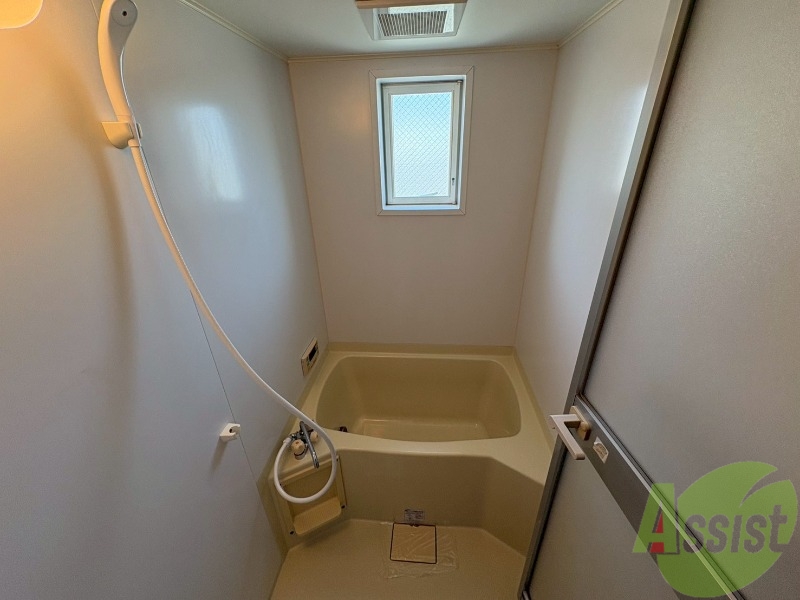 バス・シャワールーム　浴槽が広いので日々の疲れも癒されますね。