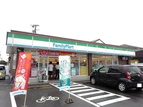 コンビニ　ファミリーマート（コンビニ）まで950m
