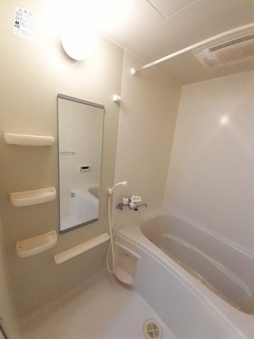 バス・シャワールーム　コンパクトで使いやすいお風呂です