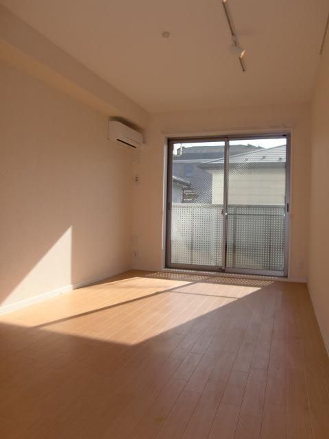 居室・リビング　日当たりの良い広々とした洋室