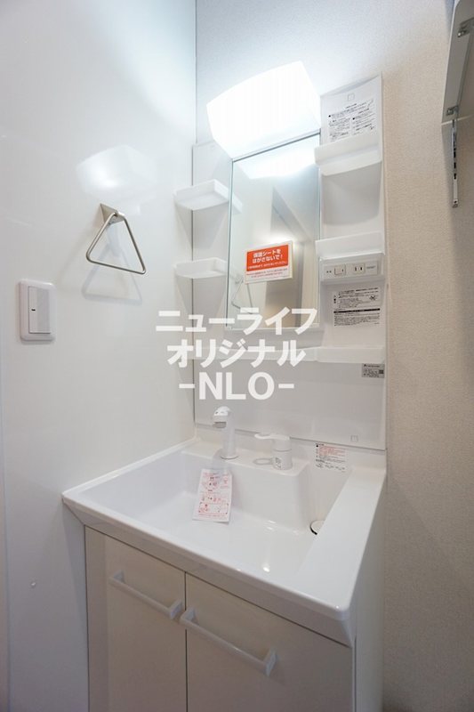 洗面設備　シャワー付き洗面台で朝の支度も楽にできます☆