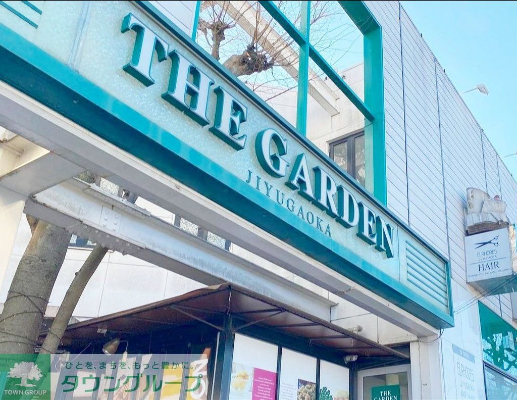 コンビニ　ファミリーマート上大崎三丁目店（コンビニ）まで70m