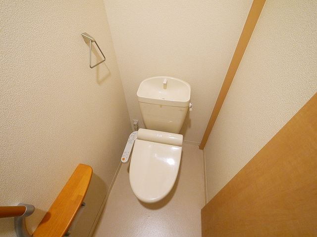 トイレ　落ち着いた色調のトイレです