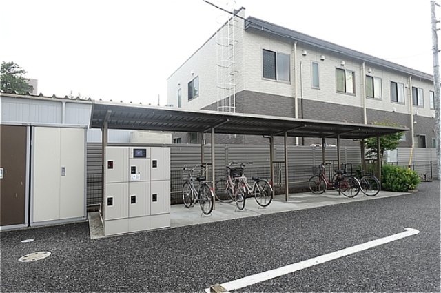 その他共有部分　駐輪場に共用宅配ＢＯＸ有ります