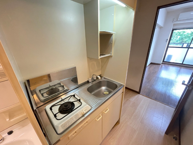 キッチン　角部屋で通気性よいです。