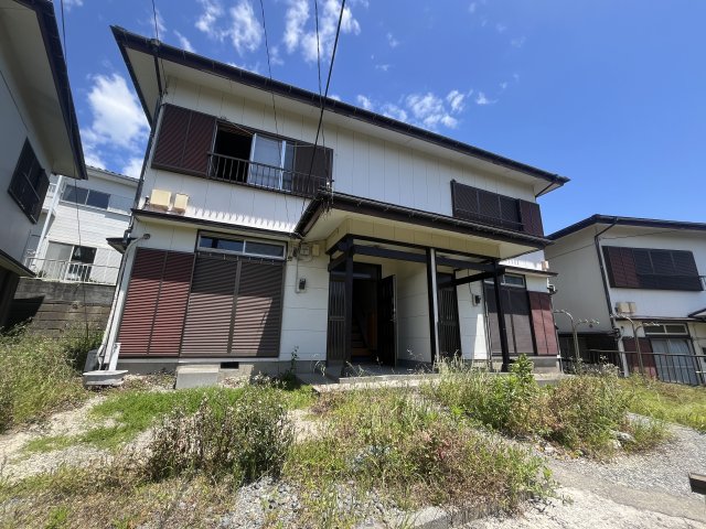 建物外観　日当たりの良いテラスハウス♪全面は広い庭＋道路ですので開放感