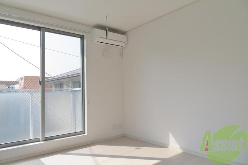 居室・リビング　大きな窓が印象的なお部屋です。明るいですね。