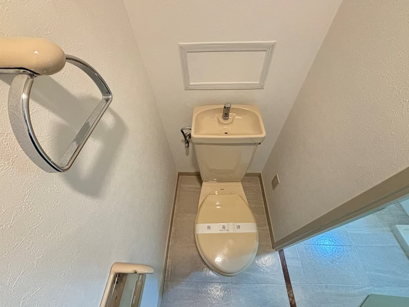 トイレ　写真は402号室です。