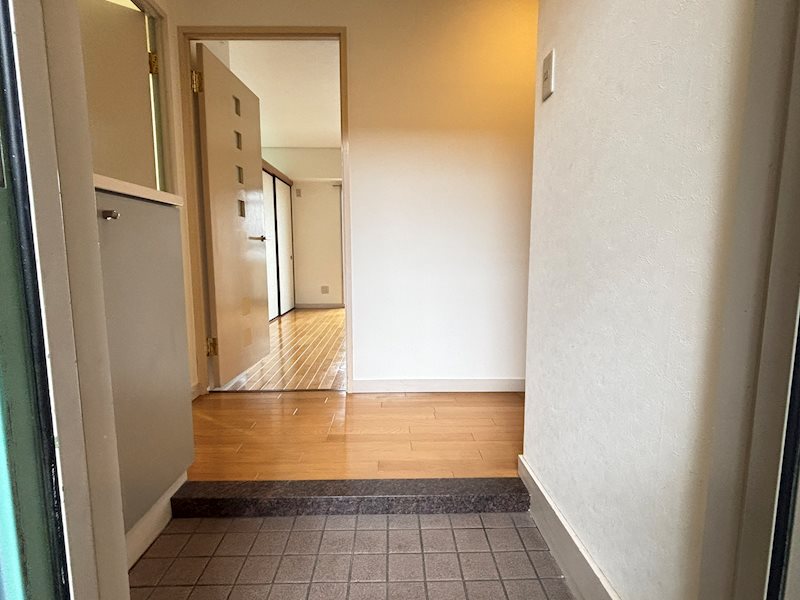 玄関　写真は402号室です。