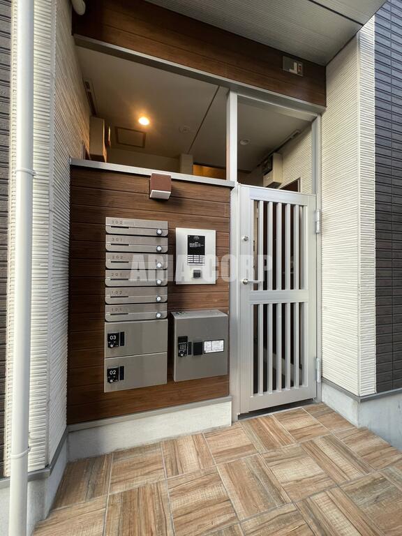 エントランス　お1人暮らしに役立つ宅配ボックスを完備♪