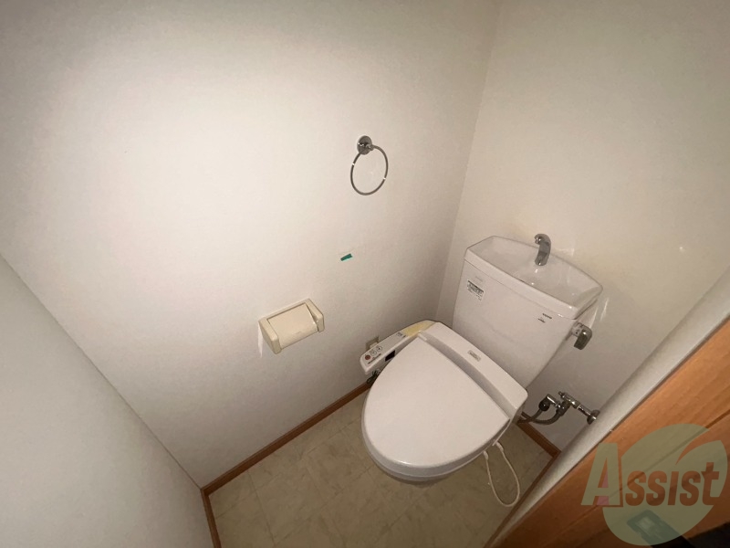 トイレ　トイレはウォシュレット機能付きです。安心して使用できますね。