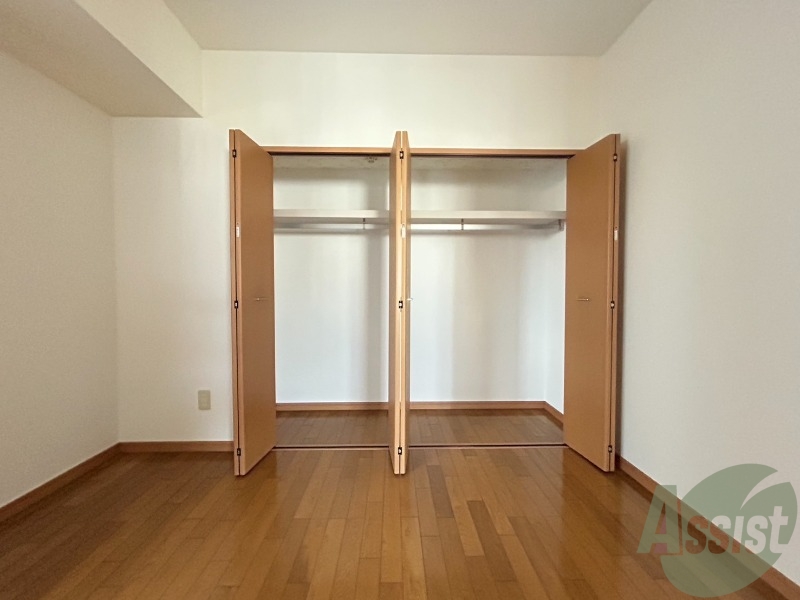 収納　クローゼットを開けてみました。幅があり広めですね。