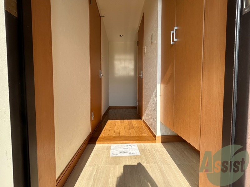 玄関　玄関からの様子です。すぐ部屋が見えないのは安心ですね。