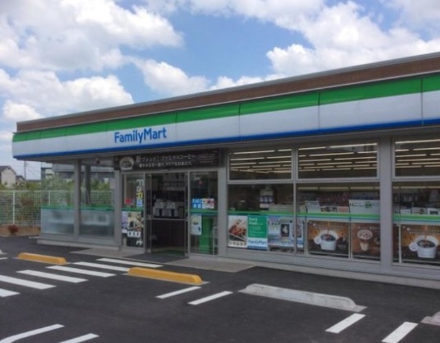 コンビニ　ファミリーマート西大泉四丁目店（コンビニ）まで789m