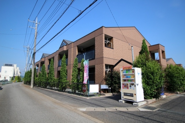 建物外観　綺麗な外観です★自動販売機もございます。