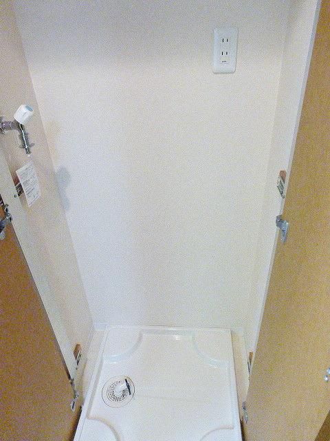 その他設備　★洗濯機置き場は可動式扉付きで見た目もすっきりです★