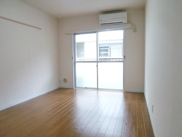 居室・リビング　約８帖のゆったりしたお部屋