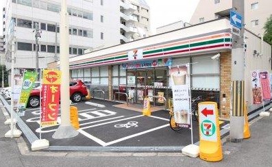 コンビニ　セブンイレブン 大阪京町堀3丁目店（コンビニ）まで150m