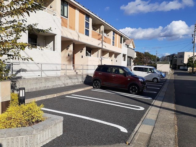 駐車場　駐車場があるので、車を買う予定の方も安心です