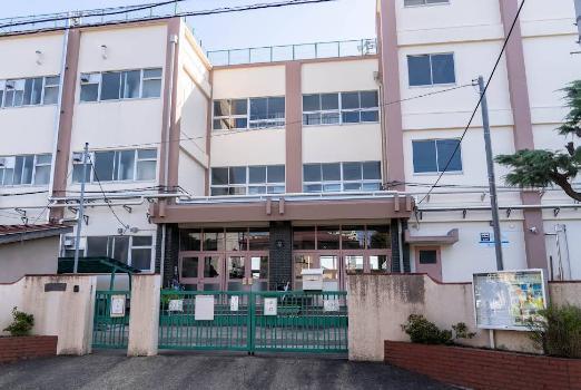 小学校　六木小学校（小学校）まで700m