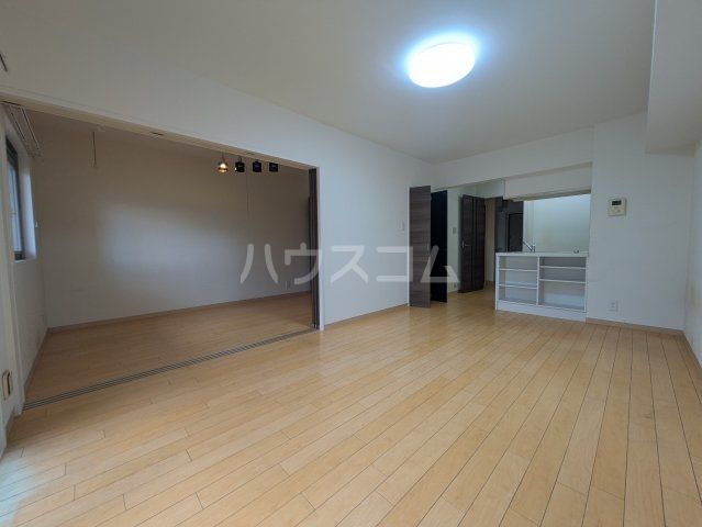 ホームタウン岩田の居間写真