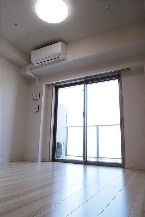 居室・リビング　同建物別号室の写真です。