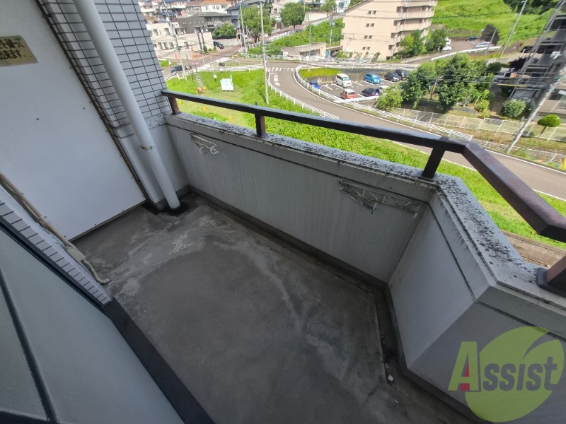 バルコニー　ベランダはよく日が当たり気持ちの良い空間です。