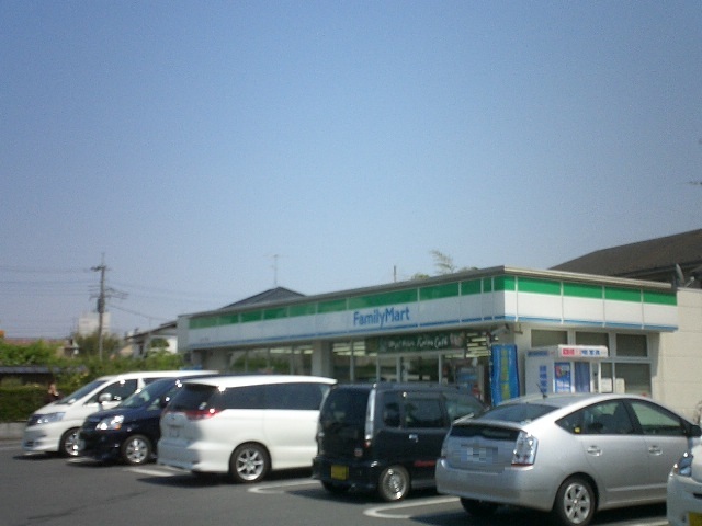 コンビニ　ファミリーマート（コンビニ）まで900m