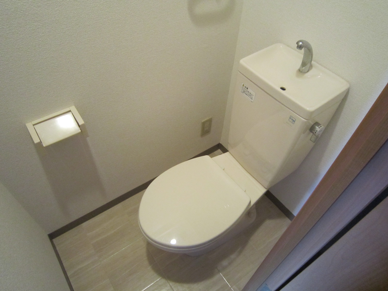 トイレ　上部に棚つきで便利です！