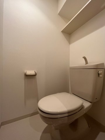 トイレ　落ち着いた色調のトイレです