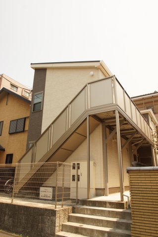 建物外観　京急本線「鶴見市場」駅より徒歩8分のアパートです。