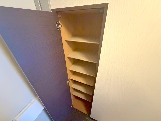 収納　玄関にはコンパクトなシューズボックスもあります。