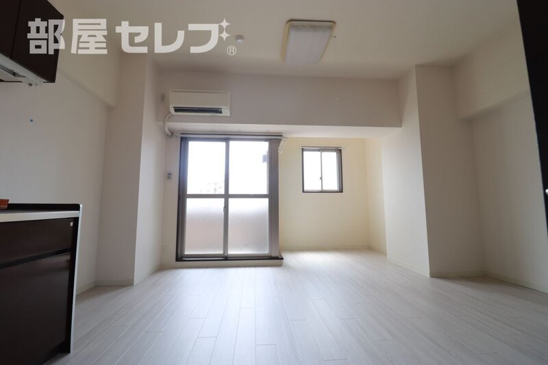 居室・リビング　３０３号室の写真を参照（フロアー毎で色が異なります。）