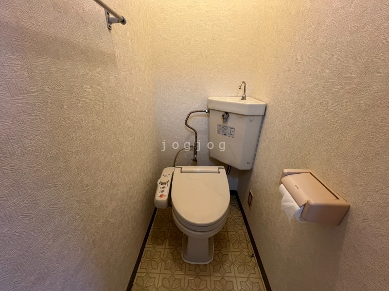 トイレ　嬉しい温水洗浄便座付きのトイレです。