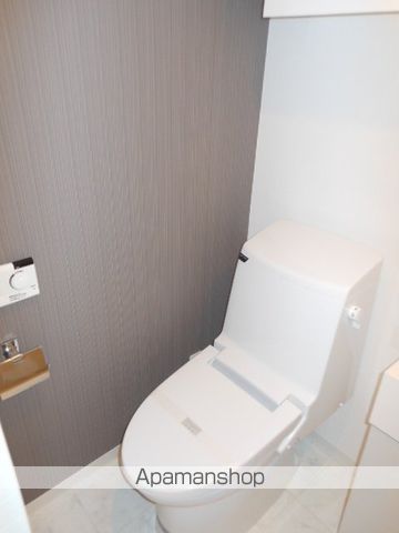 小田急線 参宮橋駅 徒歩6分 13階建 築16年のトイレ写真