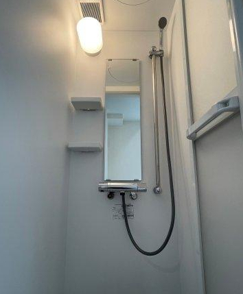 バス・シャワールーム　シャワーを浴びることができます ※写真は建物の標準的な設備に