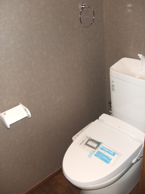 トイレ　写真は、別の部屋で同タイプになります。