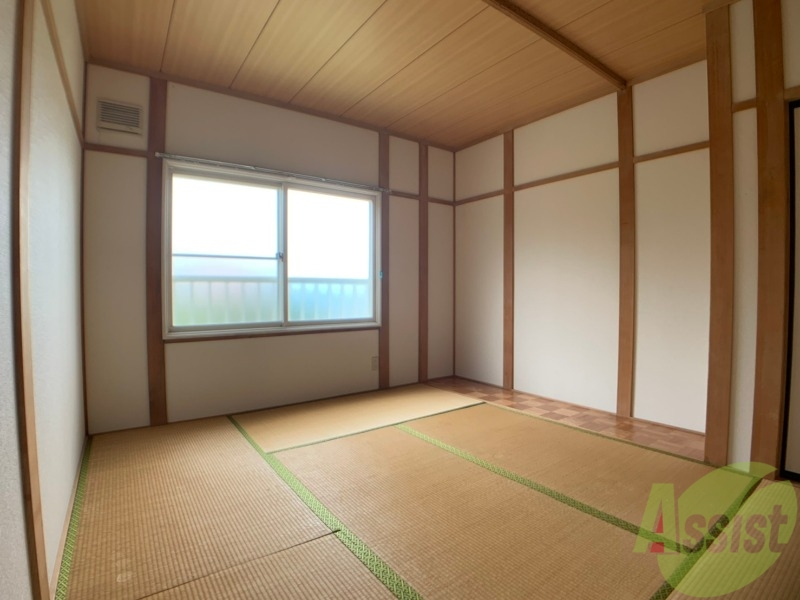 その他部屋・スペース　寝室はこちらです。光が差し込む、温かみのあるお部屋です。