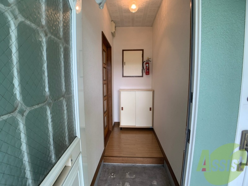 玄関　玄関です。すぐ広いリビングにつながっています。