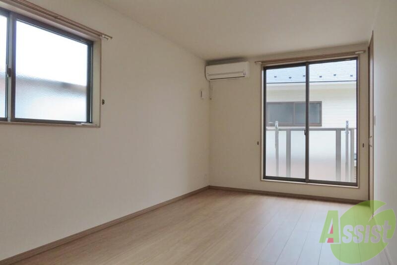 居室・リビング　南東、南西の２面採光で明るいリビング、角部屋の特権ですね