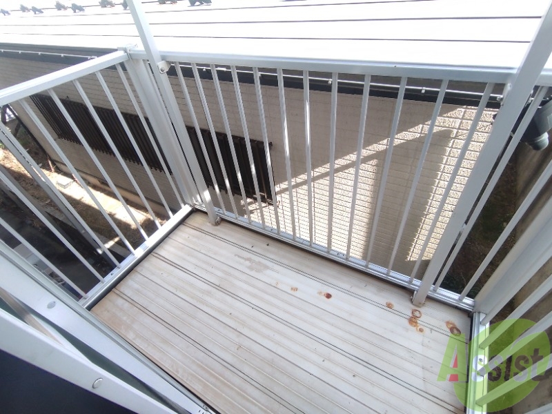 バルコニー　ベランダはよく日が当たり気持ちの良い空間です。