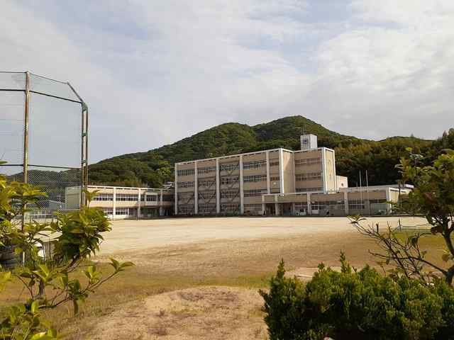 【岡山市南区片岡のアパートの中学校】