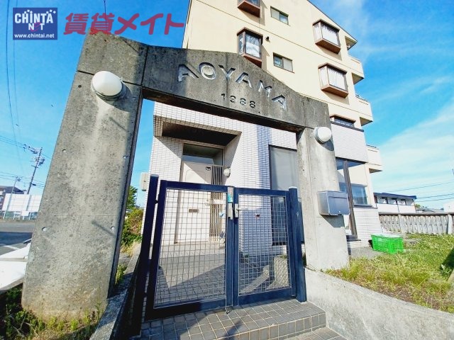 【津市河芸町上野のマンションのエントランス】